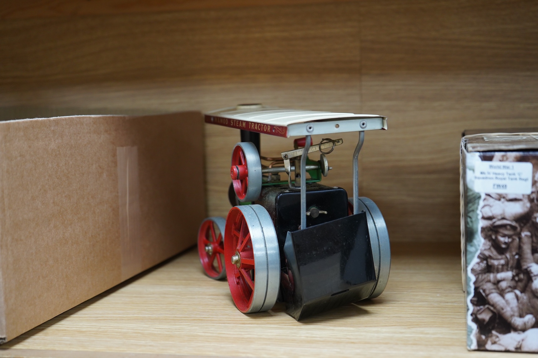 A boxed Mamod T.E.1a Steam Tractor, a boxed Britains 18” Howitzer field gun (2107), and a tinplate machine gunner (3)